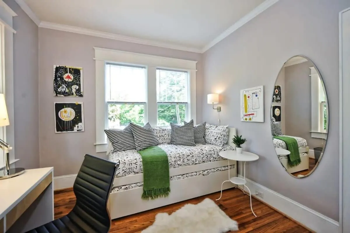 Holiday home Vibrant And Cozy 2Br Near Uptown With Balcony Villa Charlotte