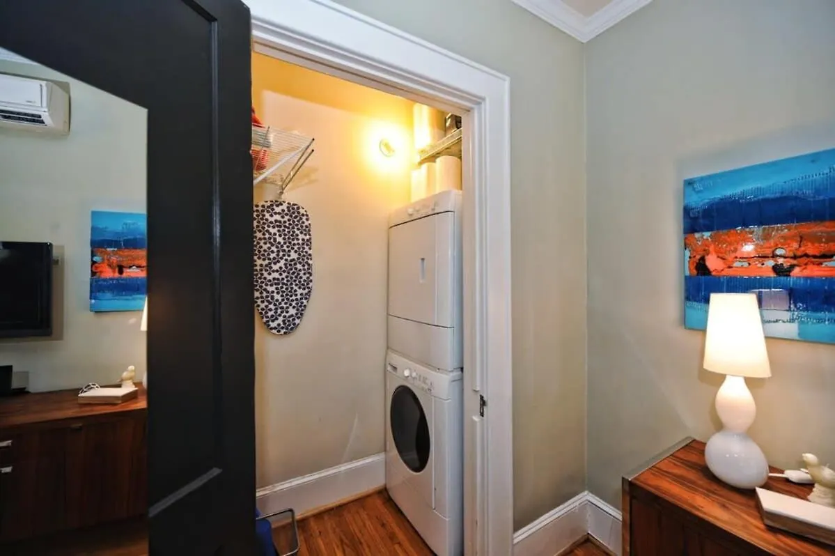 Holiday home Vibrant And Cozy 2Br Near Uptown With Balcony Villa Charlotte