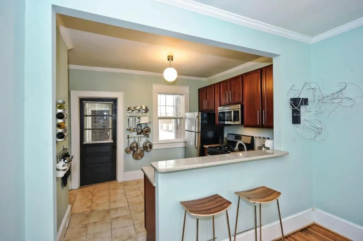 Vibrant And Cozy 2Br Near Uptown With Balcony Villa Charlotte
